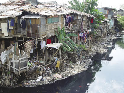 a3-1024px-Jakarta_slumhome_2.jpg