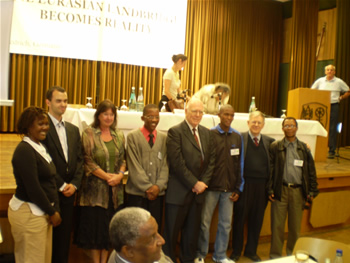 21. Mr. and Mrs. LaRouche with the international delegations 