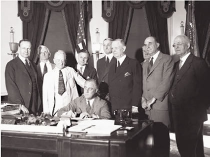 a-FDR-signs-Glass-steagall-1933.jpg