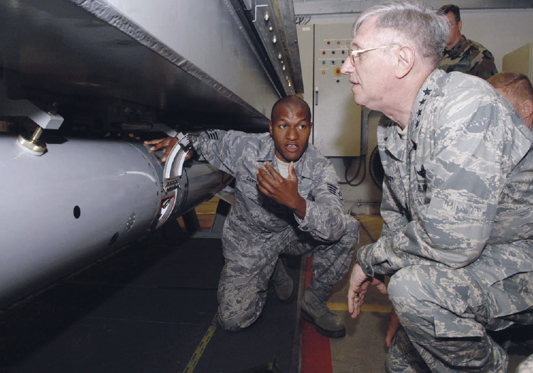 f1-B61_nuclear_bomb_-_inert_training_version.jpg